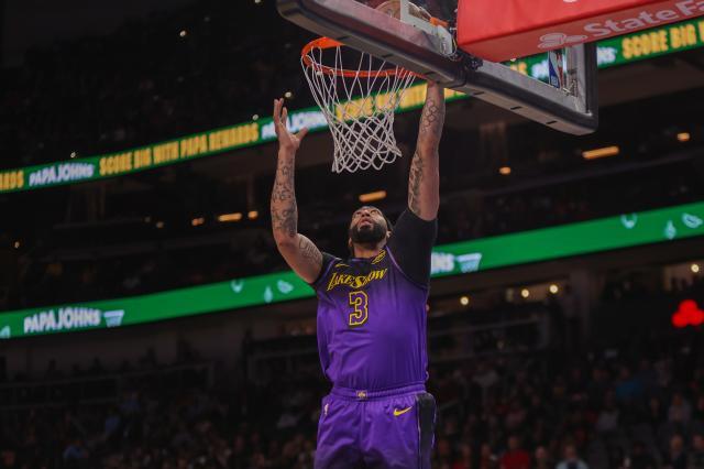 开云体育简介-【现场】反弹局湖人功亏一篑 更衣室老詹难掩失落