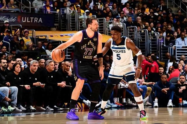 开云体育-湖人升至西部第四!“东里”合砍62分引4人上双 华子仅14分成败笔|森林狼|爱德华兹|东契奇|三分球|里夫斯_新浪体育_新浪新闻