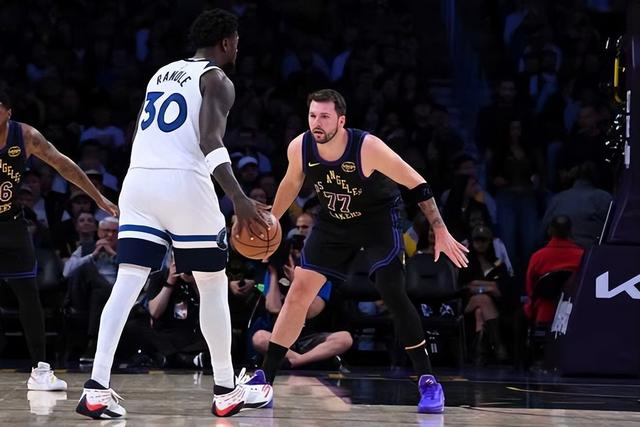 开云体育-湖人升至西部第四!“东里”合砍62分引4人上双 华子仅14分成败笔|森林狼|爱德华兹|东契奇|三分球|里夫斯_新浪体育_新浪新闻