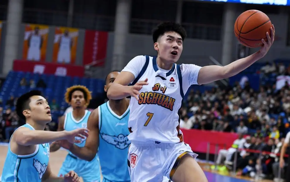 CBA要变天了！四川41连败球员都快跑光了，香港金牛3连冠坐等升级